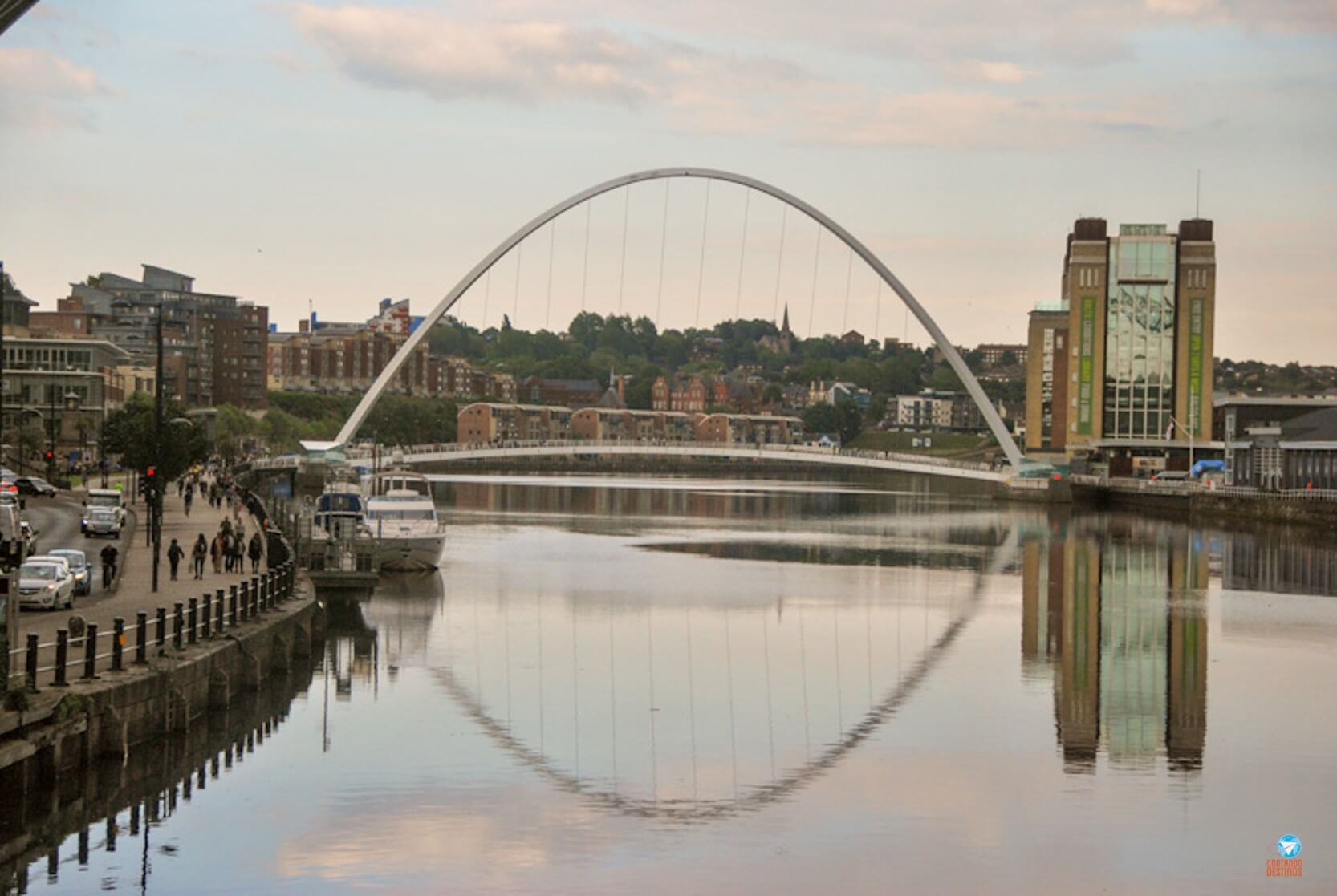 Gateshead Millennium Bridge em Newcastle, Inglaterra