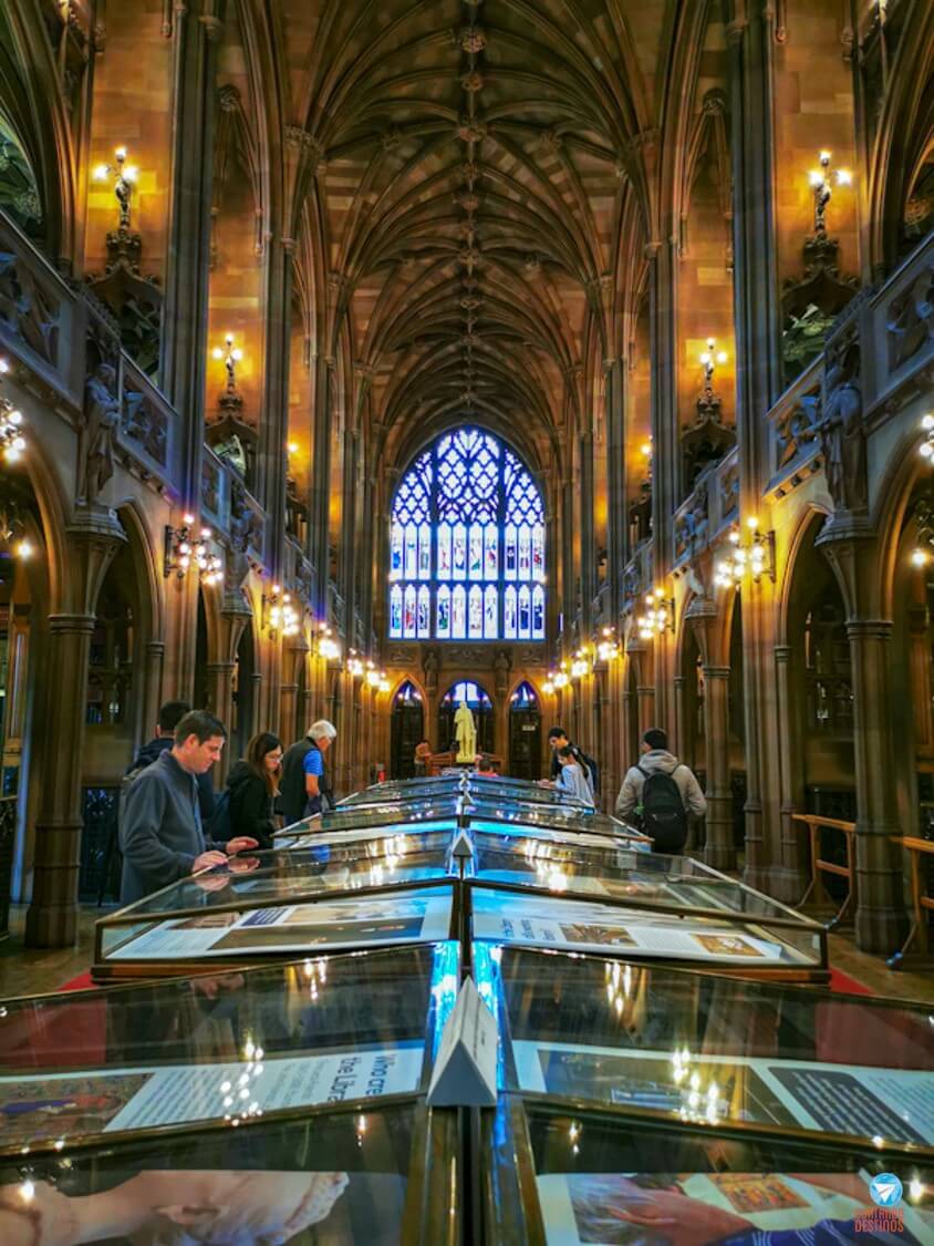 Interior da The John Rylands Library em Manchester, na Inglaterra